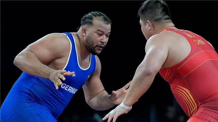 Ringer Krahmer scheitert - Kuba-Star Lopez vor fünftem Gold Ringer Jello Krahmer (l.) verlor bei seinem Olympia-Debüt gegen Meng Lingzhe aus China.