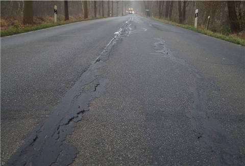 Risse in einer Straße.
