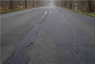 Risse in einer Straße.