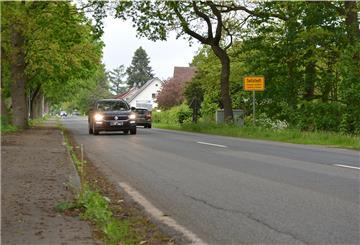 Risse und Schlaglöcher machen die Geestensether Straße in Sellstedt zur Huckelpiste. Wenn es nach dem Ortsrat geht, sollten deshalb dringend eine Fahrbahnsanierung und ein Tempolimit für LKW her.