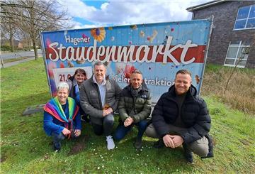 Rita Hogrewe (v.l.), Doris Walleit, Andreas Dullweber, Stefan Wesenberg und Nico Zschaler von der Unternehmergemeinschaft bereiten den Staudenmarkt vor. 