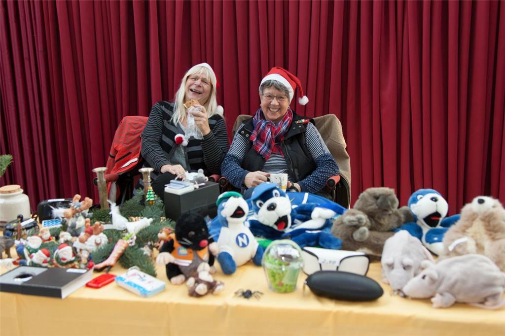 Rita Michel und Anna Kadolph haben sichtlich Spaß beim Weihnachtsflohmarkt in de...