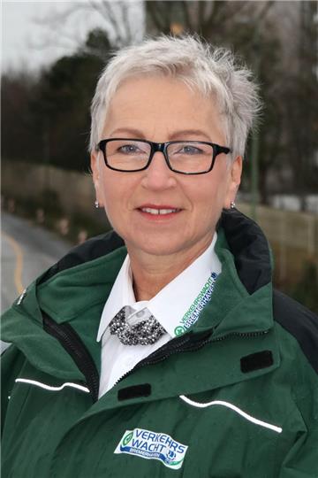 Rita Spörhase von der Bremerhavener Verkehrswacht zeichnet vorbildliche Autofahrer aus. Foto Verkehrswacht