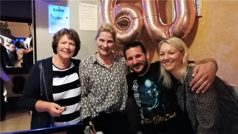 Rita und Liane Roes (v.l.) empfangen die Gäste, so wie es auf einer Roes-Party Tradition ist. Andreas und Nina kennen die beiden schon seit Jahren.