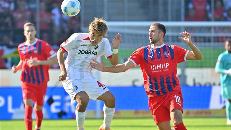 Heidenheim geknackt: Drei Freiburger Tore nach der Pause Ritsu Doan und der Ex-Freiburger Jonas Föhrenbach im Zweikampf.