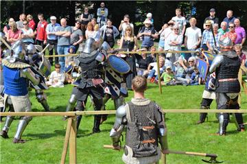 Ritter kämpfen beim Mittelalterfest in Bad Bederkesa.
