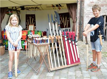 Ritter-Nachwuchs in heutiger Zeit kämpft mit hölzernen Waffen: Bentje und Momme ...