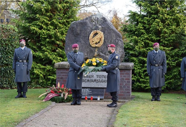 Ritual am Volkstrauertag, auch in Corona-Zeiten: Kranzniederlegung in der Fallschirmjäger-Kaserne in Seedorf am Ehrenmal für gefallene Soldaten.