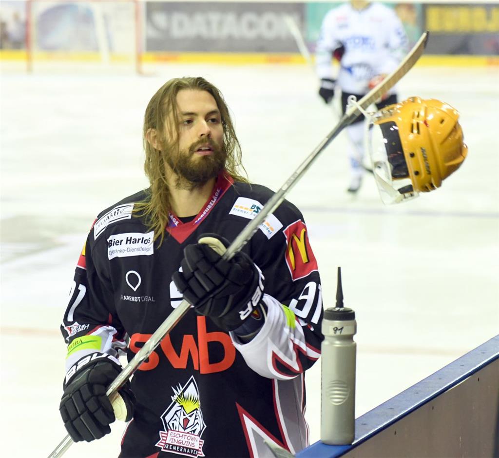Rob Bordson angelt seinen Helm. Foto: Scheer