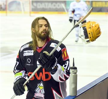 Rob Bordson angelt seinen Helm. Foto: Scheer