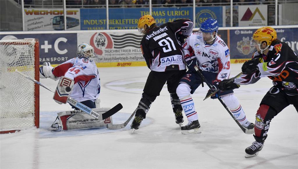 Rob Bordson arbeitet hart vor dem Tor von Nationalspieler Dennis Endras.
