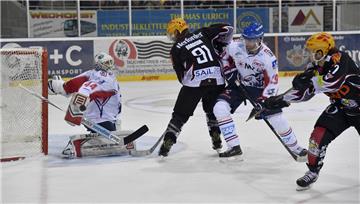 Rob Bordson arbeitet hart vor dem Tor von Nationalspieler Dennis Endras.