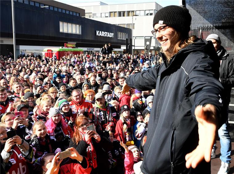 Rob Bordson war in der vergangenen Saison einer der Fan-Lieblinge bei den Fischtown Pinguins und genoss das Bad in der Menge bei der Saisonabschlussfeier an der Großen Kirche.