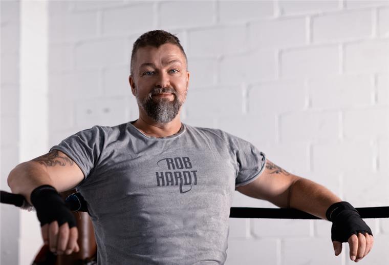 Rob Hardt steht im Boxring.