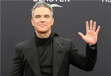 07.11.2024, Bayern, München: Robbie Williams kommt zur Bambi-Verleihung 2024 auf dem Bavaria-Film-Gelände. Der Medienpreis Bambi zeichnet erfolgreiche und beliebte Prominente aus. Foto: Felix Hörhager/dpa +++ dpa-Bildfunk +++