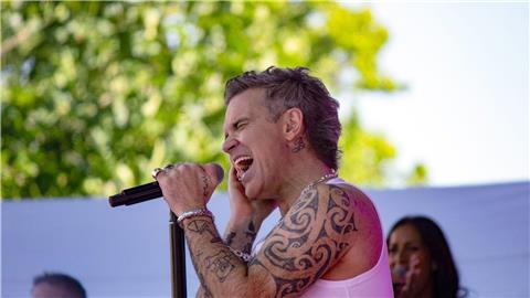 Robbie Williams singt mit voller Inbrunst. 