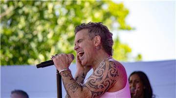 Robbie Williams singt mit voller Inbrunst. 
