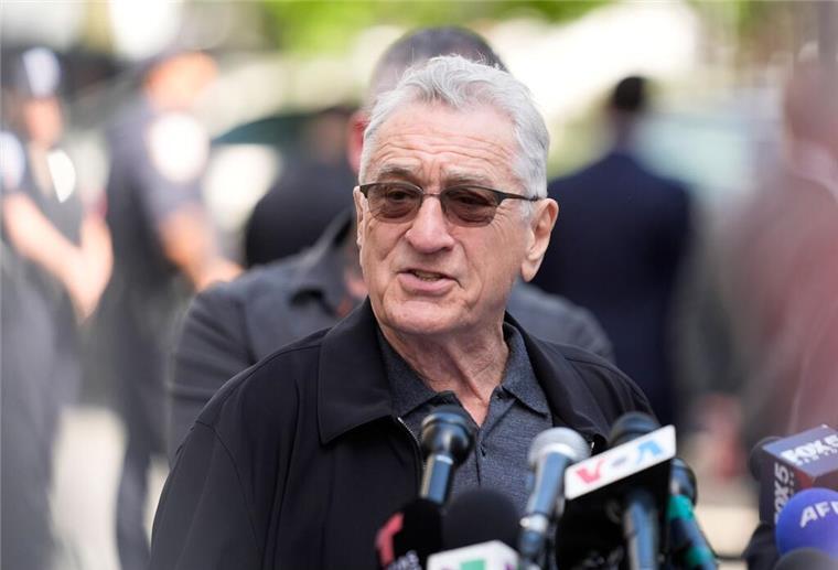 „Clown“: Robert De Niro kritisiert erneut Trump Robert De Niro: „Donald Trump möchte nicht nur die Stadt zerstören, sondern das Land. Und er könnte irgendwann die Welt zerstören“, sagte Robert De Niro in New York.