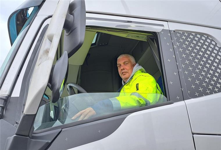 „Die Strecke ist Mist“: Lkw-Fahrer ärgert sich über Umleitung nach A27-Sperrung Robert Effenberger fährt mit seinem Lkw täglich mehrmals von Bremen nach Bremerhaven und zurück. Die Umleitung hat er nur einmal ausprobiert, seitdem fährt er über die alte B6.