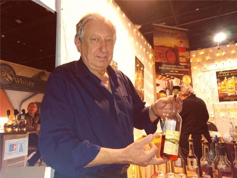 Abgefüllt: Die "Seute Deern" als Malt-Whisky Robert Fleischmann mit seinem Malt-Whisky „Seute Deern“.