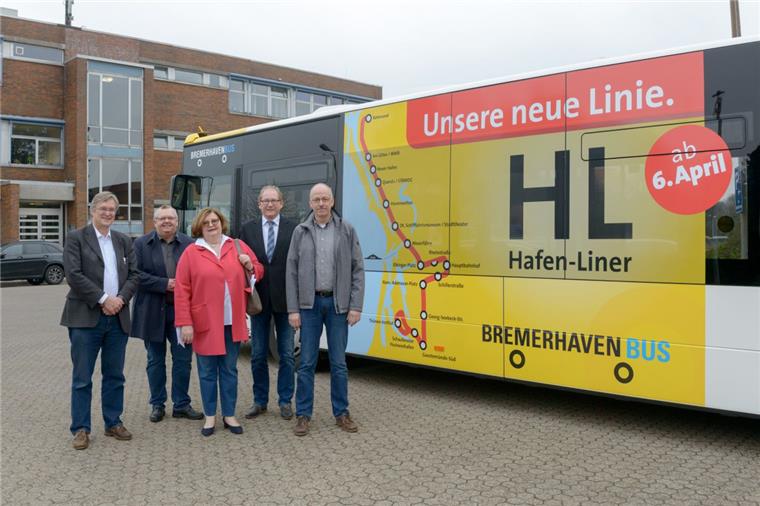 Robert Haase (Geschäftsführer Bremerhaven Bus), Bürgermeister Thorsten Neuhoff (CDU), Martina Kirschstein-Klinger (SPD), Thorsten Raschen (CDU) und Torsten von Haaren (SPD) freuen sich, dass der Hafen-Liner in Bremerhaven ab Samstag an den Start geht.
