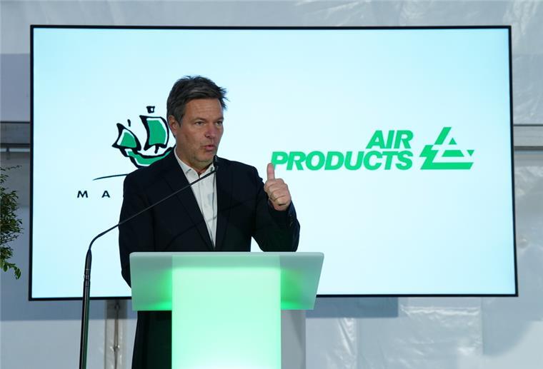 Robert Habeck (Bündnis 90/Die Grünen), Bundesminister für Wirtschaft und Klimaschutz, spricht während eines Pressetermins zur Bekanntgabe eines Baus eines Importterminals für grüne Energie auf dem Gelände des Tanklagers Oiltanking Deutschland GmbH im Hafen.