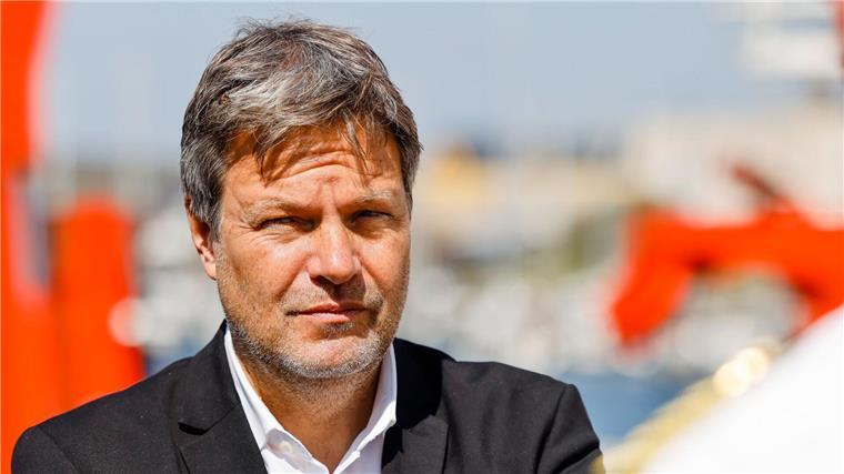 Eine Dach-Solaranlage so groß wie elf Fußballfelder Robert Habeck (Bündnis 90/Die Grünen), Bundesminister für Wirtschaft und Klimaschutz, schaut ernst.