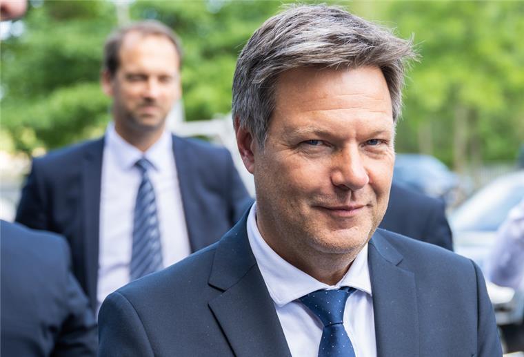 Robert Habeck (Bündnis 90/Die Grünen), Vizekanzler und Bundesminister für Wirtschaft und Klimaschutz, während seines Besuchs bei ArcelorMittal Bremen.