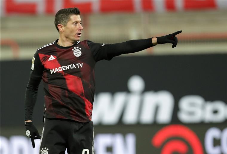 Robert Lewandowski jubelt über seinen Treffer zum 1:1-Ausgleich für die Bayern. 