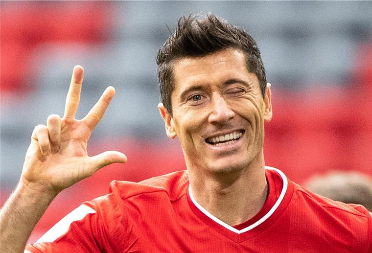 Robert Lewandowski vom FC Bayern München jubelt. Er hat allein drei der fünf Tore geschossen.