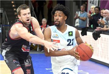 Robert Oehle (links) hat schon viele Basketball-Schlachten gegen die Eisbären Bremerhaven geschlagen. Das Bild zeigt eine Szene aus der Saison 2019/2020 (mit Rohndell Goodwin). Ab Sommer wird der Center Oehle das Eisbären-Trikot tragen.