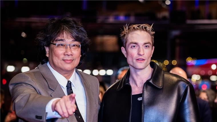 18 Mal Robert Pattinson in neuem Film von „Parasite“-Macher Robert Pattinson ist erklärter Fan von Regisseur Bong Joon-ho (links). (Archivbild)