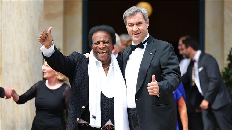 Bayreuther Festspiele starten mit düsterem „Tristan“ Roberto Blanco verbreitet gute Stimmung.