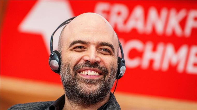 Roberto Saviano, italienischer Autor, lächelt bei einer Diskussionsrunde unter der Überschrift „Schreiben in illiberalen Zeiten“.