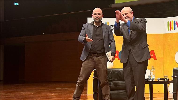 Rushdie sieht vielerorts Meinungsfreiheit in Gefahr Roberto Saviano (l) und Salman Rushdie auf der Buchmesse in Turin.