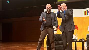 Roberto Saviano (l) und Salman Rushdie auf der Buchmesse in Turin.