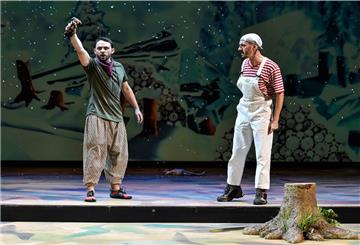 Stadttheater: Robin Hood (Dominik Lindhorst-Apfelthaler, links ) kämpft mit seinem Kumpel Mitch (Peter Lindhorst) gegen die Abholzung des Regenwaldes. 