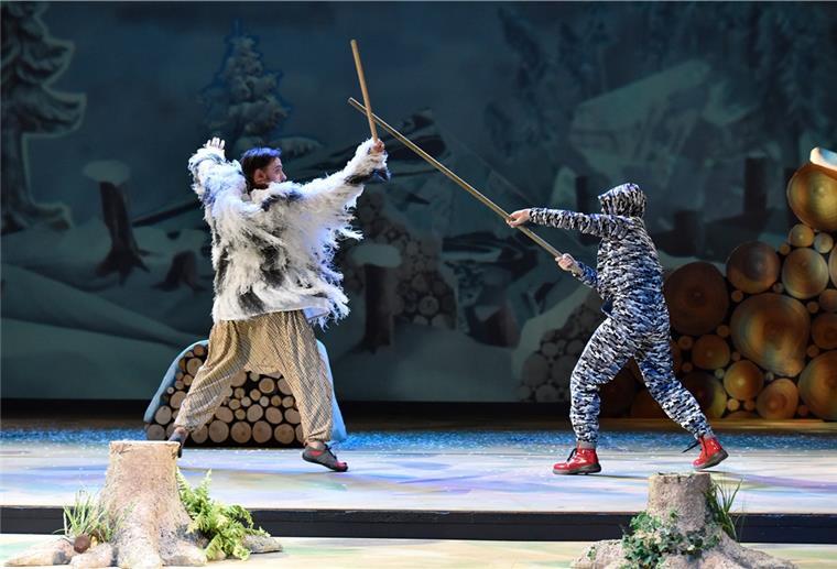 Robin Hood (links, Dominik Lindhorst-Apfelthaler) ist in der Version des Stadttheaters eine Art Umweltaktivist.