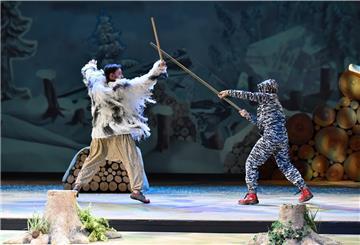 Robin Hood (links, Dominik Lindhorst-Apfelthaler) ist in der Version des Stadttheaters eine Art Umweltaktivist.