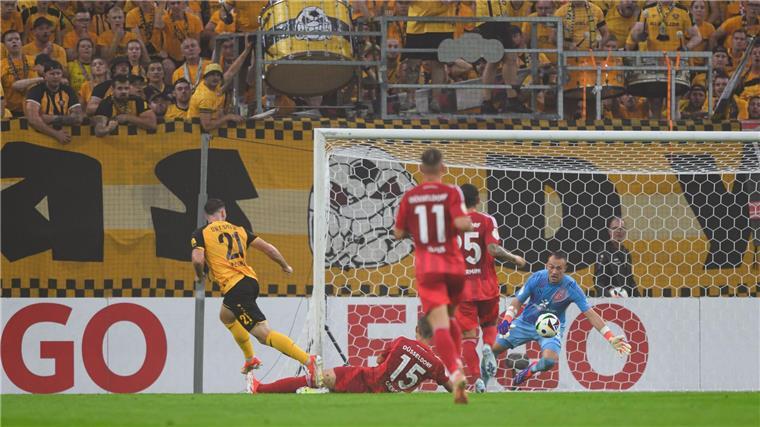 Dynamo überrascht Düsseldorf: Verdienter 2:0-Sieg Robin Meißner (l) erzielt das 2:0.