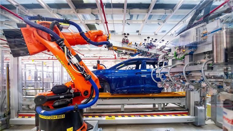 Roboter montieren im VW-Werk Bauteile des ID.4.