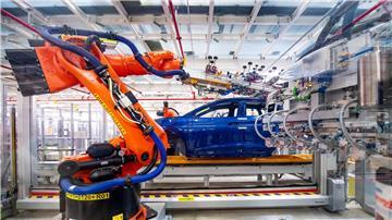 Roboter montieren im VW-Werk Bauteile des ID.4.