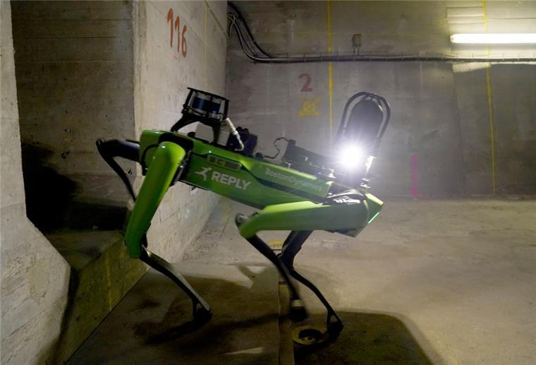 Roboterhund «Spot» bewegt sich eigenständig unter der Fahrbahn und macht hochauflösende Fotos von Schadstellen an der Bauwerkswand.