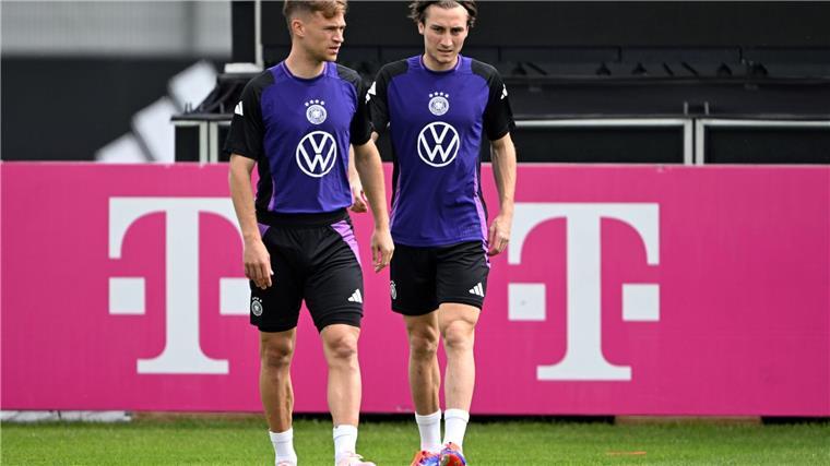 Reitz schwärmt von Kimmich: „Ein Wahnsinnsspieler!“ Rocco Reitz (r) schwärmt von Fußball-Nationalspieler Joshua Kimmich (l). (Archivbild)