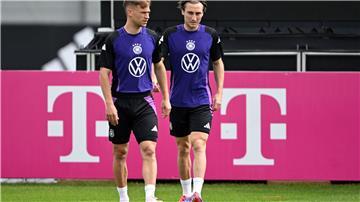Rocco Reitz (r) schwärmt von Fußball-Nationalspieler Joshua Kimmich (l). (Archivbild)