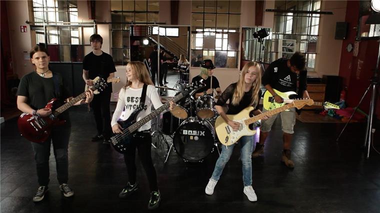 Rocken gegen Mobbing in ihrem Video (von links): Chiara Range, Frederik Bosch, Gina Giampietro, Luca Schwederski, Julia Giampietro und Marvin Bootsmann.