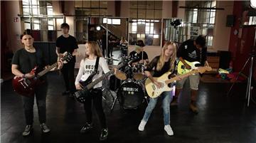 Rocken gegen Mobbing in ihrem Video (von links): Chiara Range, Frederik Bosch, Gina Giampietro, Luca Schwederski, Julia Giampietro und Marvin Bootsmann.