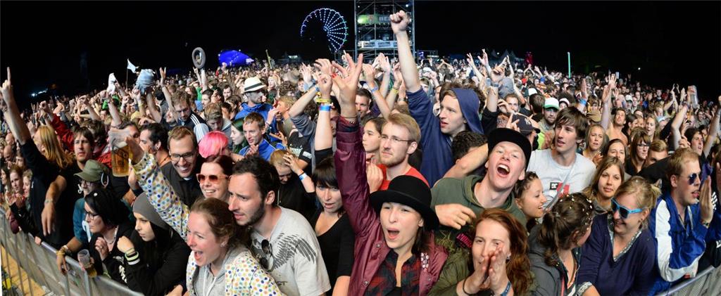Rockkonzert: Anwohner müssen bei Freiluftkonzerten im Einzelfall auch nachts Lärm erdulden. Bei nur einmal jährlich stattfindenden Veranstaltungen können Grenzwerte überschritten werden, entscheidet 2003 der Bundesgerichtshof (BGH). In Güglingen (Baden-Württemberg) hatten sich Anwohner über ein Rockkonzert zum Sommerfest des Sportvereins beklagt.