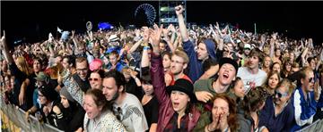 Rockkonzert: Anwohner müssen bei Freiluftkonzerten im Einzelfall auch nachts Lärm erdulden. Bei nur einmal jährlich stattfindenden Veranstaltungen können Grenzwerte überschritten werden, entscheidet 2003 der Bundesgerichtshof (BGH). In Güglingen (Baden-Württemberg) hatten sich Anwohner über ein Rockkonzert zum Sommerfest des Sportvereins beklagt.