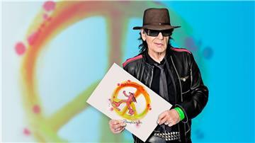 Rocksänger Udo Lindenberg zeigt die Weihnachtsgrußkarte, die er für das UN-Kinderhilfswerk Unicef gestaltet hat.